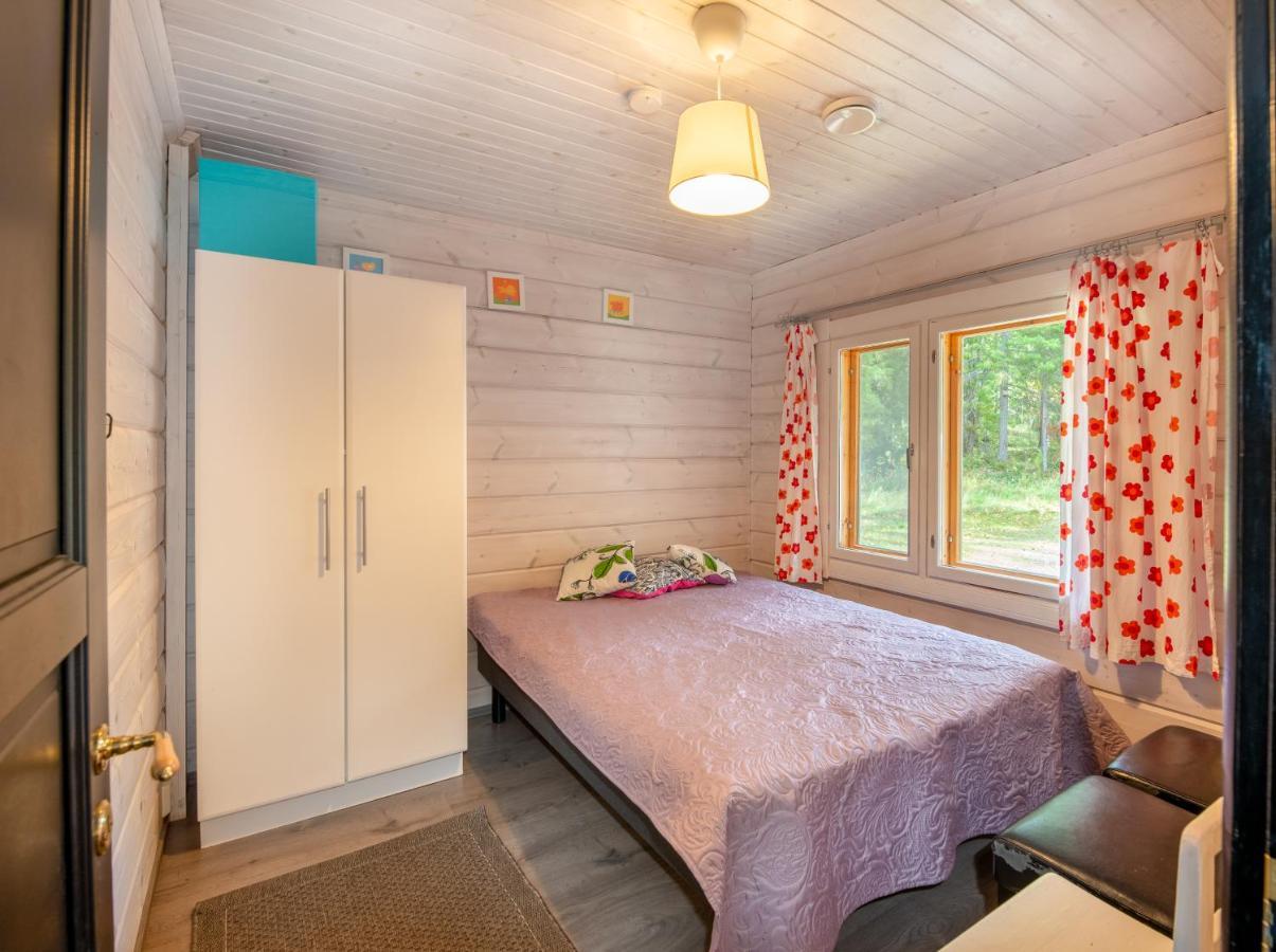 Laehderinne - 2 Bedroom Log Cabin, Private Beach, Wifi & Sauna Puolanka Exterior foto